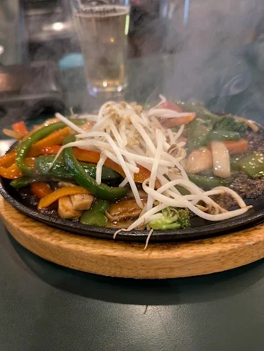 Sizzling platter with vegetables and bean sprouts at The Fed Downtown